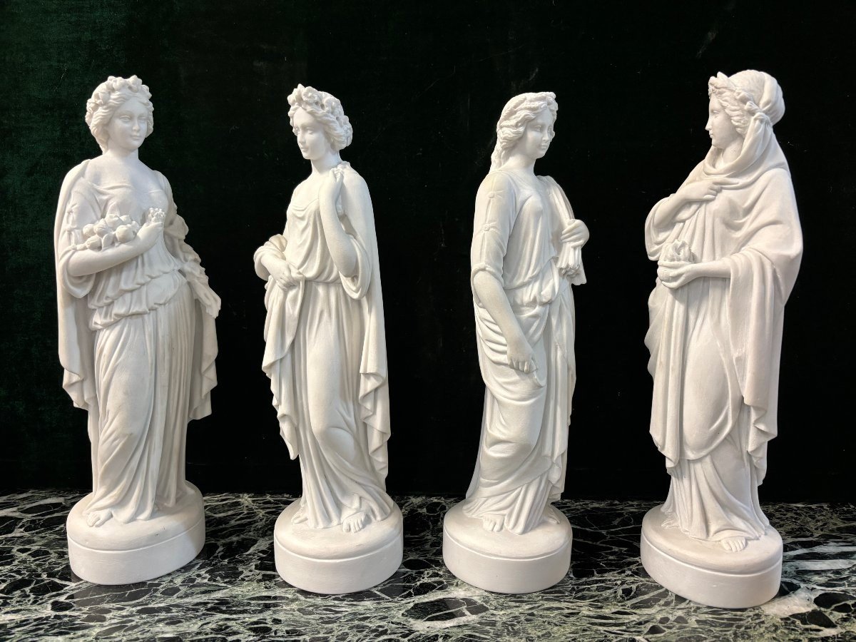 Set of 4 sculptures ‘the 4 seasons’ in 20th century Carrara marble. 4 sculptures in Carrara marble representing the 4 seasons. Dimensions : Height: 42 / 43 cm Base diameter: 11.5 cm The 4 sculptures are in very good condition.