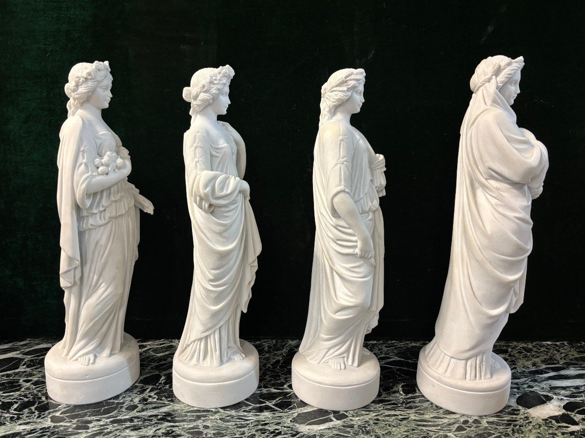 Set of 4 sculptures ‘the 4 seasons’ in 20th century Carrara marble. 4 sculptures in Carrara marble representing the 4 seasons. Dimensions : Height: 42 / 43 cm Base diameter: 11.5 cm The 4 sculptures are in very good condition.