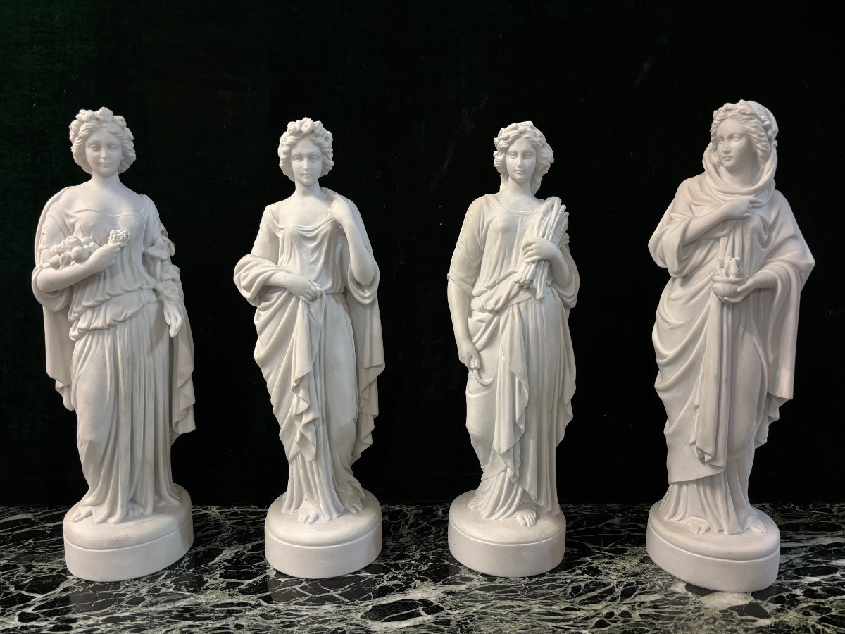 Set of 4 sculptures ‘the 4 seasons’ in 20th century Carrara marble. 4 sculptures in Carrara marble representing the 4 seasons. Dimensions : Height: 42 / 43 cm Base diameter: 11.5 cm The 4 sculptures are in very good condition.