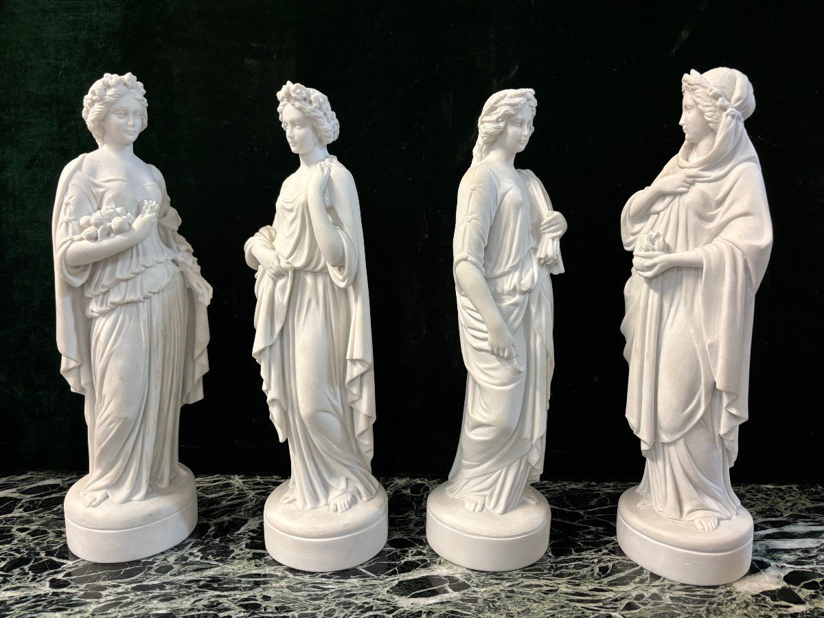 Set of 4 sculptures ‘the 4 seasons’ in 20th century Carrara marble. 4 sculptures in Carrara marble representing the 4 seasons. Dimensions : Height: 42 / 43 cm Base diameter: 11.5 cm The 4 sculptures are in very good condition.