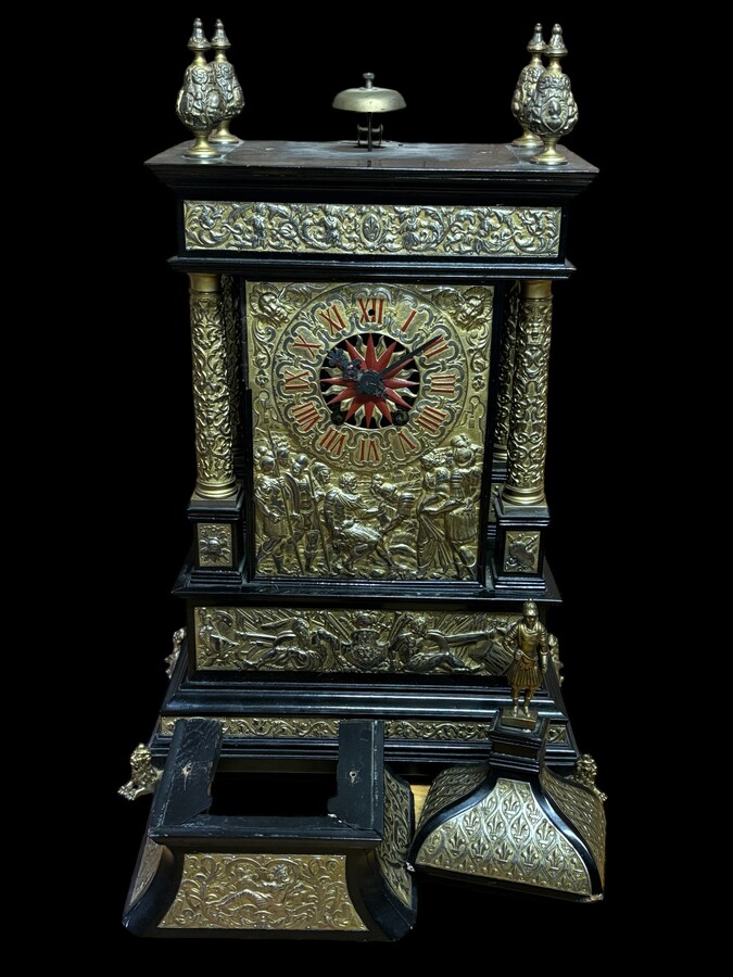 Special large mantel clock in wood / bronze and hammered copper 19th century. Very decorative mantel clock with 4 columns and ornaments in bronze, decorated with scenes of noblemen, soldiers and battles in hammered copper very finely detailed.