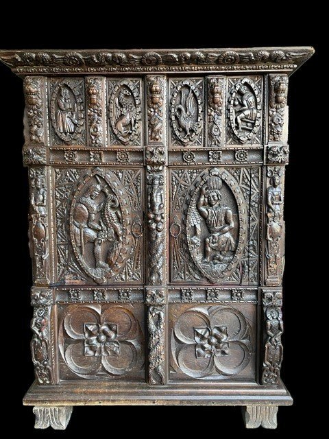 Special Scottish Furniture In Renaissance Style 19th Century. Decorative Oak Cabinet With 2 Doors, All Kinds Of Carvings, Medallions And Decorations. Scottish Cabinet Circa 1800-1820 In Good Condition With Normal Signs Of Use.