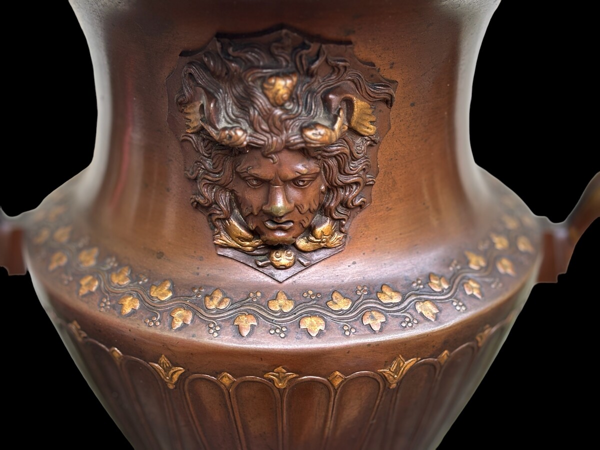 Special vase / champagne cooler in bronze 1900 Beautiful bronze vase in patinated bronze with gold accents decorated with 2 large Medussa heads , 2 figures and 4 lions, and flowers. Height : 45 cm Width : 34 cm Foot : 18 x 18 cm Heavy bronze vase from abo