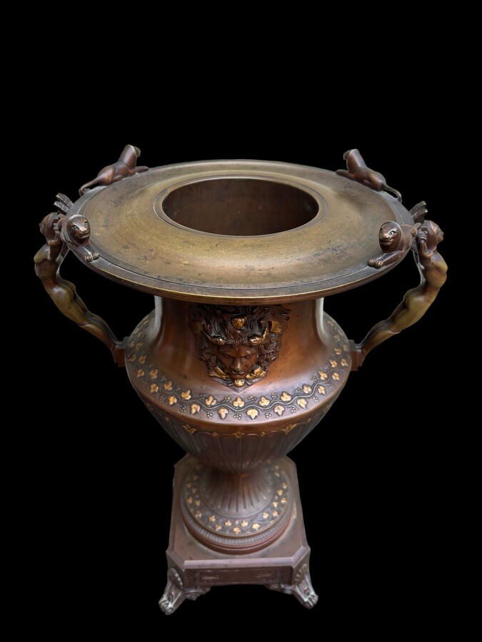 Special vase / champagne cooler in bronze 1900 Beautiful bronze vase in patinated bronze with gold accents decorated with 2 large Medussa heads , 2 figures and 4 lions, and flowers. Height : 45 cm Width : 34 cm Foot : 18 x 18 cm Heavy bronze vase from abo