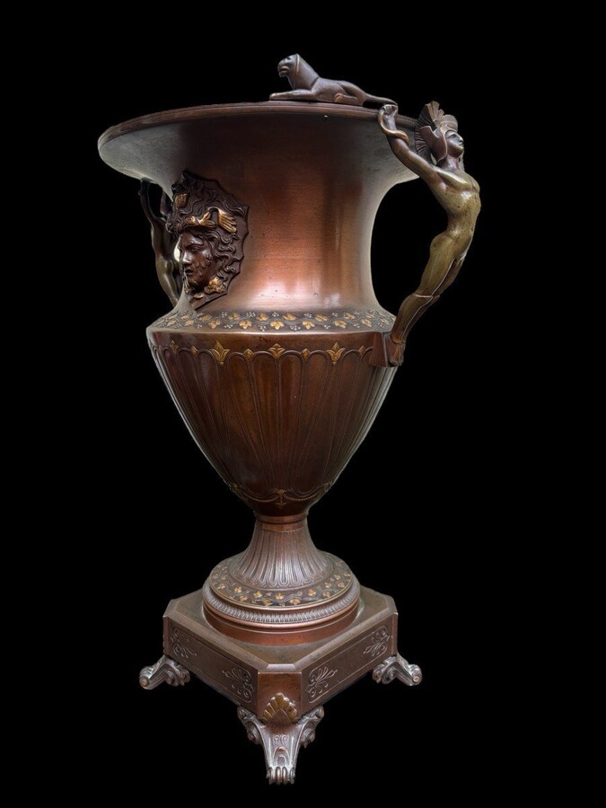 Special vase / champagne cooler in bronze 1900 Beautiful bronze vase in patinated bronze with gold accents decorated with 2 large Medussa heads , 2 figures and 4 lions, and flowers. Height : 45 cm Width : 34 cm Foot : 18 x 18 cm Heavy bronze vase