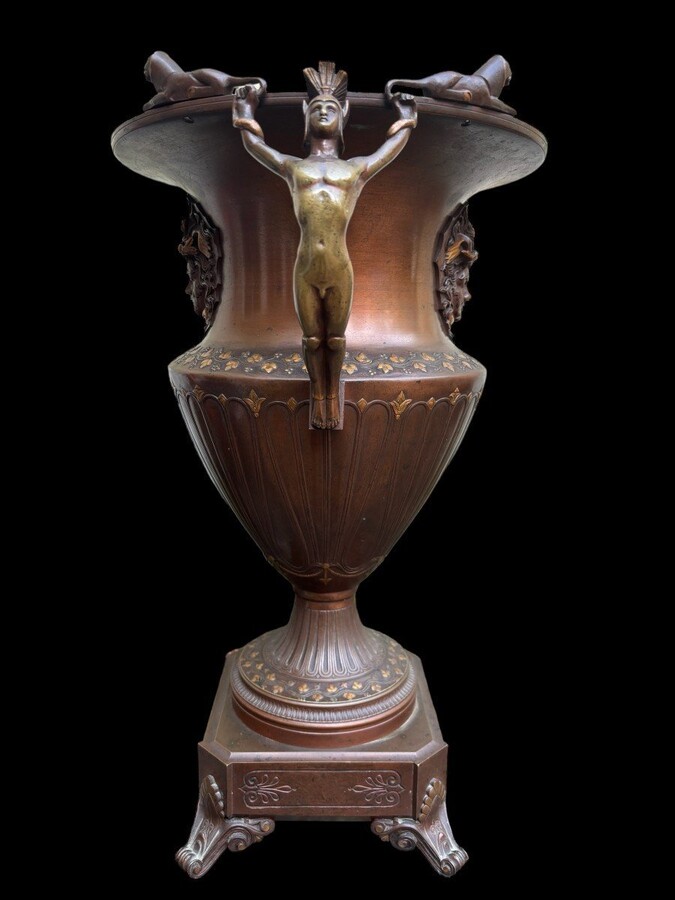Special vase / champagne cooler in bronze 1900 Beautiful bronze vase in patinated bronze with gold accents decorated with 2 large Medussa heads , 2 figures and 4 lions, and flowers. Height : 45 cm Width : 34 cm Foot : 18 x 18 cm Heavy bronze vase
