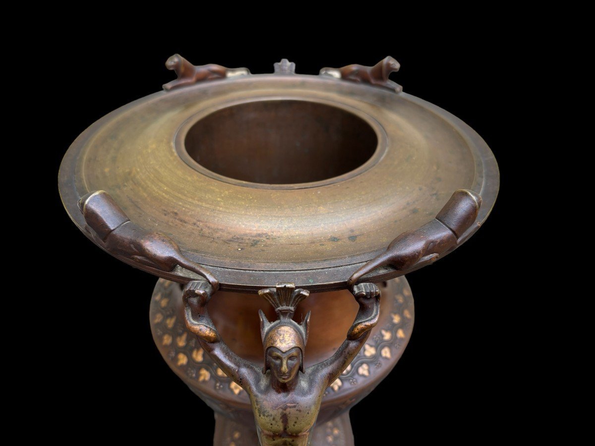 Special vase / champagne cooler in bronze 1900 Beautiful bronze vase in patinated bronze with gold accents decorated with 2 large Medussa heads , 2 figures and 4 lions, and flowers. Height : 45 cm Width : 34 cm Foot : 18 x 18 cm Heavy bronze vase