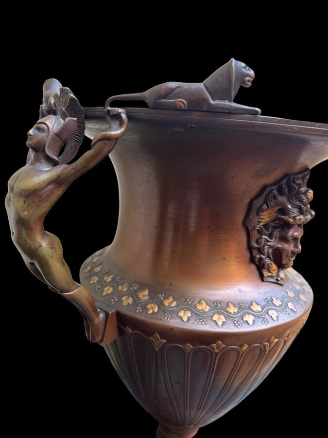 Special vase / champagne cooler in bronze 1900 Beautiful bronze vase in patinated bronze with gold accents decorated with 2 large Medussa heads , 2 figures and 4 lions, and flowers. Height : 45 cm Width : 34 cm Foot : 18 x 18 cm Heavy bronze vase