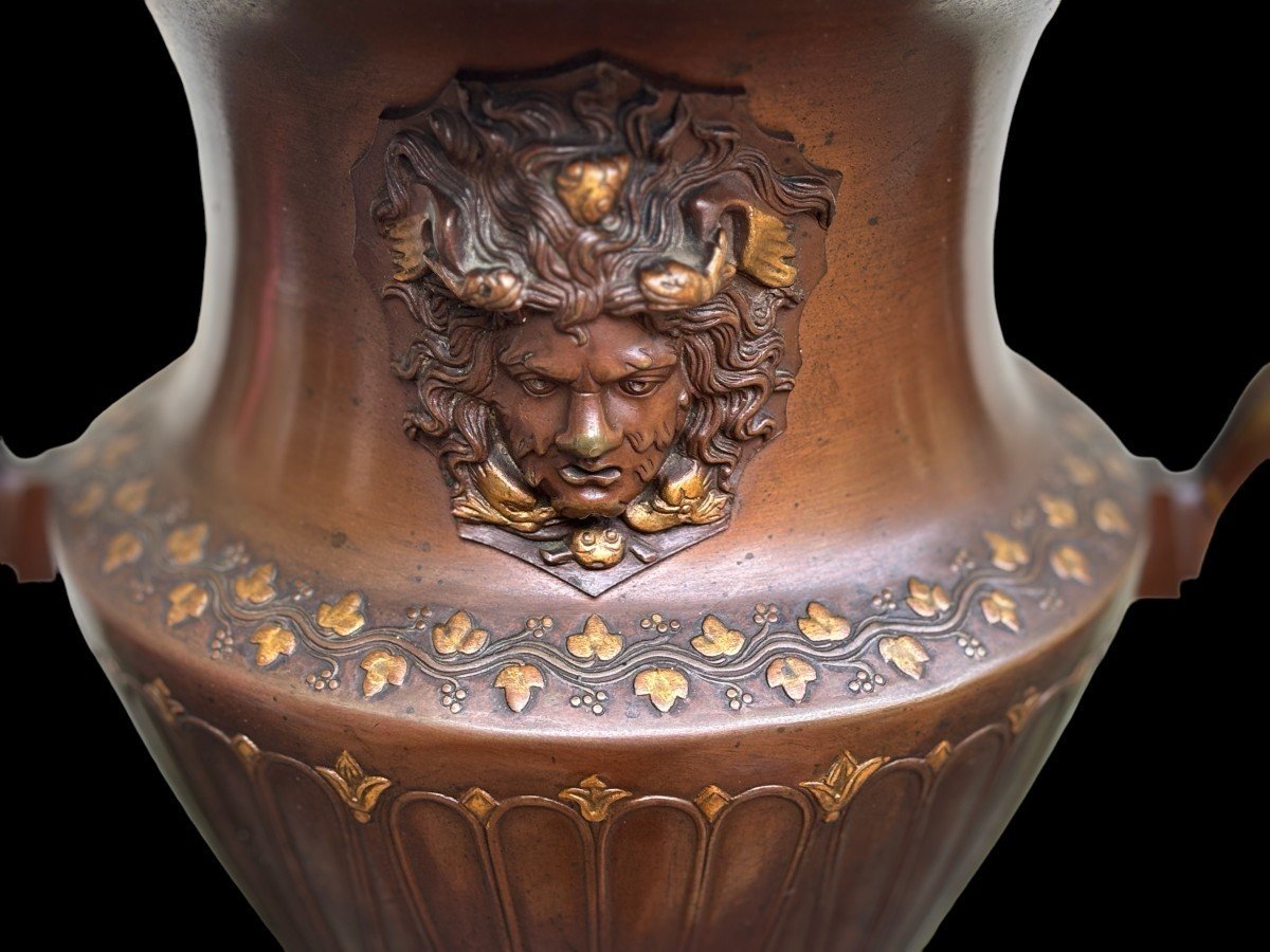 Special vase / champagne cooler in bronze 1900 Beautiful bronze vase in patinated bronze with gold accents decorated with 2 large Medussa heads , 2 figures and 4 lions, and flowers. Height : 45 cm Width : 34 cm Foot : 18 x 18 cm Heavy bronze vase