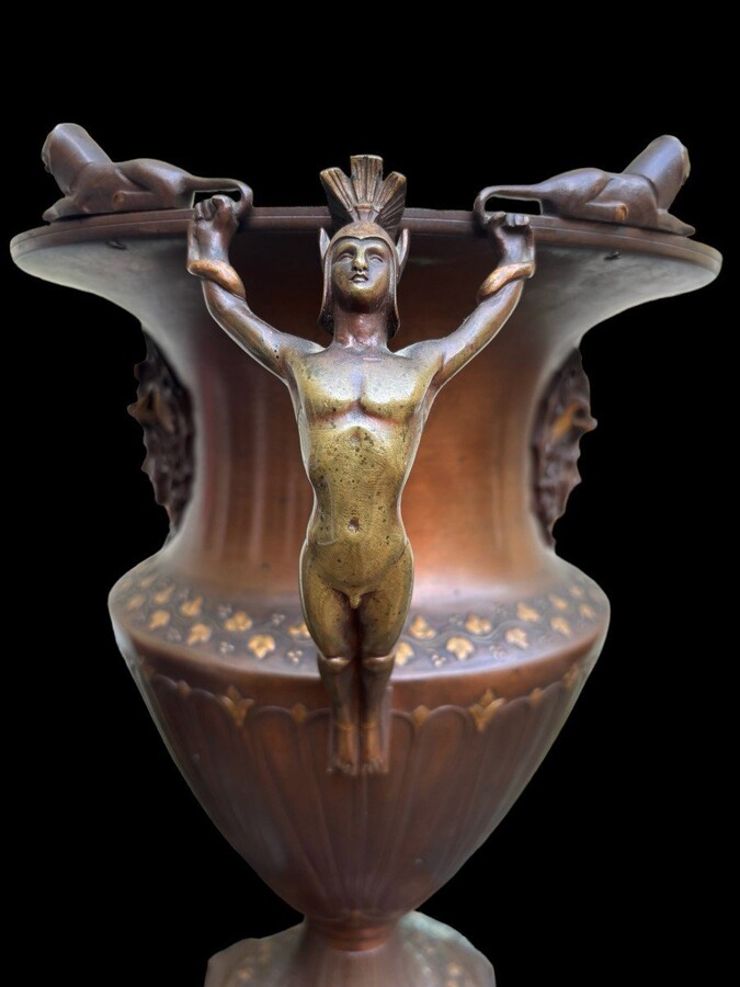 Special vase / champagne cooler in bronze 1900 Beautiful bronze vase in patinated bronze with gold accents decorated with 2 large Medussa heads , 2 figures and 4 lions, and flowers. Height : 45 cm Width : 34 cm Foot : 18 x 18 cm Heavy bronze vase