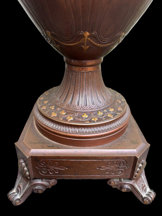 Special vase / champagne cooler in bronze 1900 Beautiful bronze vase in patinated bronze with gold accents decorated with 2 large Medussa heads , 2 figures and 4 lions, and flowers. Height : 45 cm Width : 34 cm Foot : 18 x 18 cm Heavy bronze vase