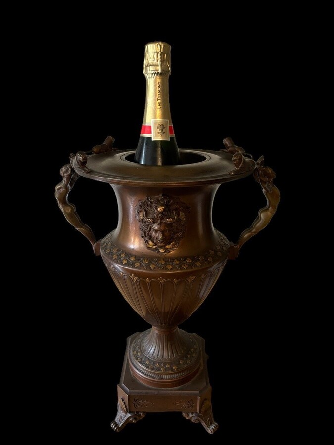 Special vase / champagne cooler in bronze 1900 Beautiful bronze vase in patinated bronze with gold accents decorated with 2 large Medussa heads , 2 figures and 4 lions, and flowers. Height : 45 cm Width : 34 cm Foot : 18 x 18 cm Heavy bronze vase