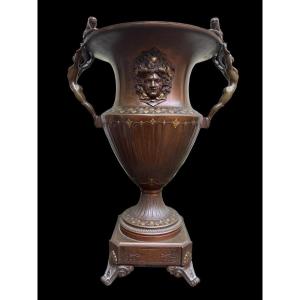Special vase / champagne cooler in bronze 1900 Beautiful bronze vase in patinated bronze with gold accents decorated with 2 large Medussa heads , 2 figures and 4 lions, and flowers. Height : 45 cm Width : 34 cm Foot : 18 x 18 cm Heavy bronze vase