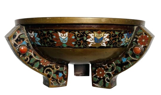 Three-legged incense burner in bronze and gloisonné Special Asian incense burner in Art Deco style decorated with coloured stones. Dimensions : Height : 12,5 cm Diameter : 28 cm Signed at the bottom , in good condition ( 1 stone missing , bottom has crack