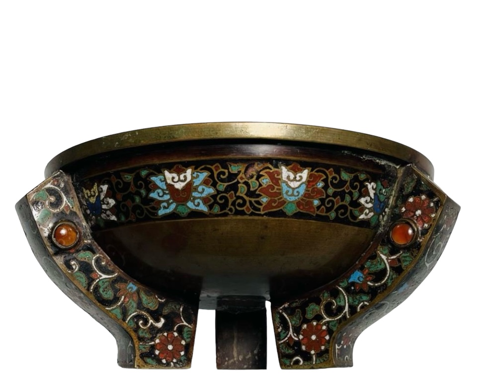 Three-legged incense burner in bronze and gloisonné Special Asian incense burner in Art Deco style decorated with coloured stones. Dimensions : Height : 12,5 cm Diameter : 28 cm Signed at the bottom , in good condition ( 1 stone missing , bottom has crack