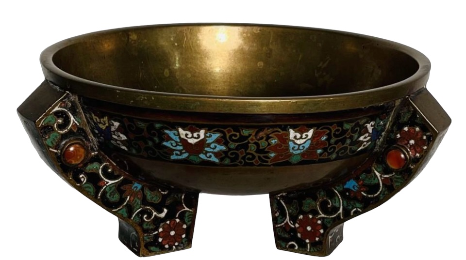 Three-legged incense burner in bronze and gloisonné Special Asian incense burner in Art Deco style decorated with coloured stones. Dimensions : Height : 12,5 cm Diameter : 28 cm Signed at the bottom , in good condition ( 1 stone missing , bottom has crack