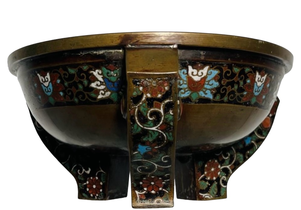 Three-legged incense burner in bronze and gloisonné Special Asian incense burner in Art Deco style decorated with coloured stones. Dimensions : Height : 12,5 cm Diameter : 28 cm Signed at the bottom , in good condition ( 1 stone missing , bottom has crack