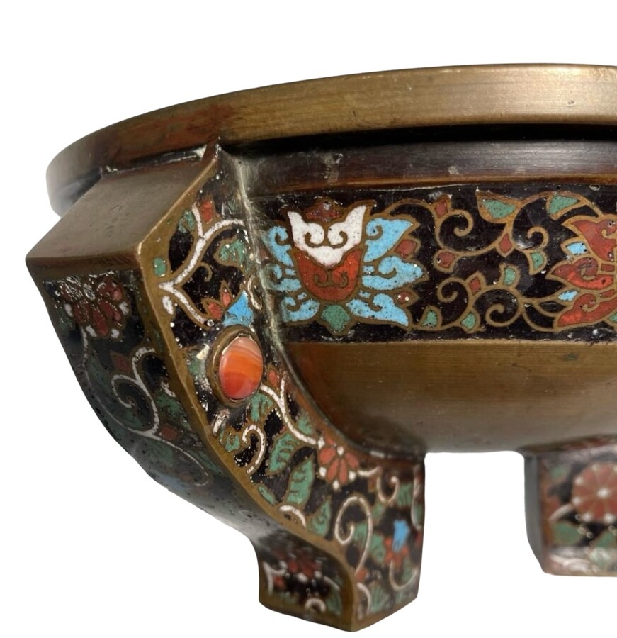 Three-legged incense burner in bronze and gloisonné Special Asian incense burner in Art Deco style decorated with coloured stones. Dimensions : Height : 12,5 cm Diameter : 28 cm Signed at the bottom , in good condition ( 1 stone missing , bottom has crack