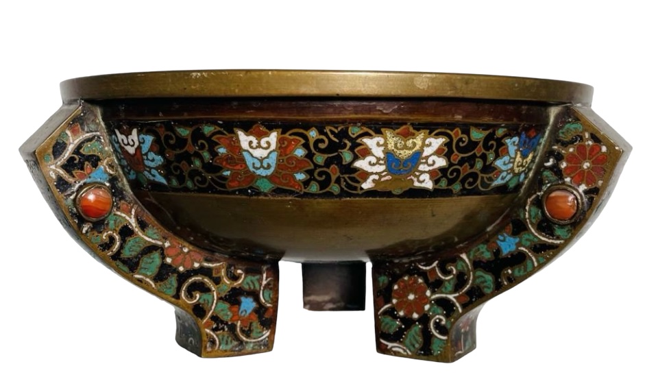 Three-legged incense burner in bronze and gloisonné Special Asian incense burner in Art Deco style decorated with coloured stones. Dimensions : Height : 12,5 cm Diameter : 28 cm Signed at the bottom , in good condition ( 1 stone missing , bottom has crack