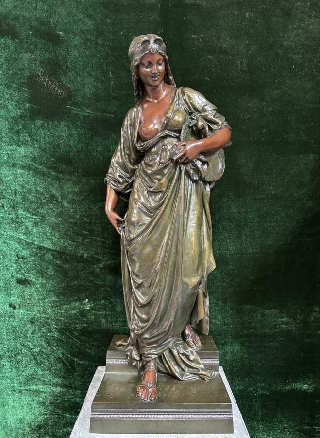 Very large bronze sculpture ‘Salomé’ H. Dumaige 19th century (97 cm). Henry Etienne Dumaige, French sculptor (1830-1888). Very large bronze sculpture with double patina representing Salome in an oriental representation.
