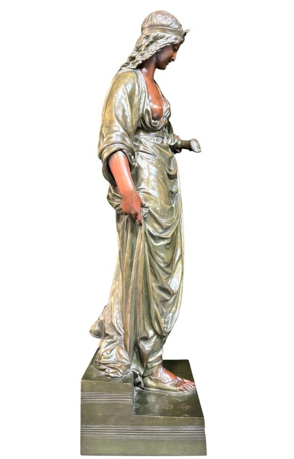 Very large bronze sculpture ‘Salomé’ H. Dumaige 19th century (97 cm). Henry Etienne Dumaige, French sculptor (1830-1888). Very large bronze sculpture with double patina representing Salome in an oriental representation.