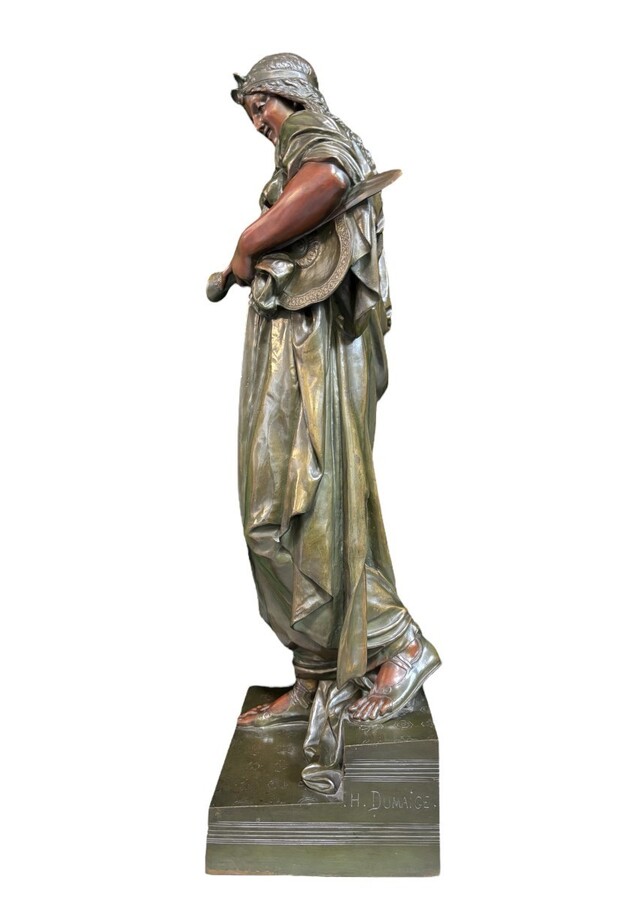 Very large bronze sculpture ‘Salomé’ H. Dumaige 19th century (97 cm). Henry Etienne Dumaige, French sculptor (1830-1888). Very large bronze sculpture with double patina representing Salome in an oriental representation.