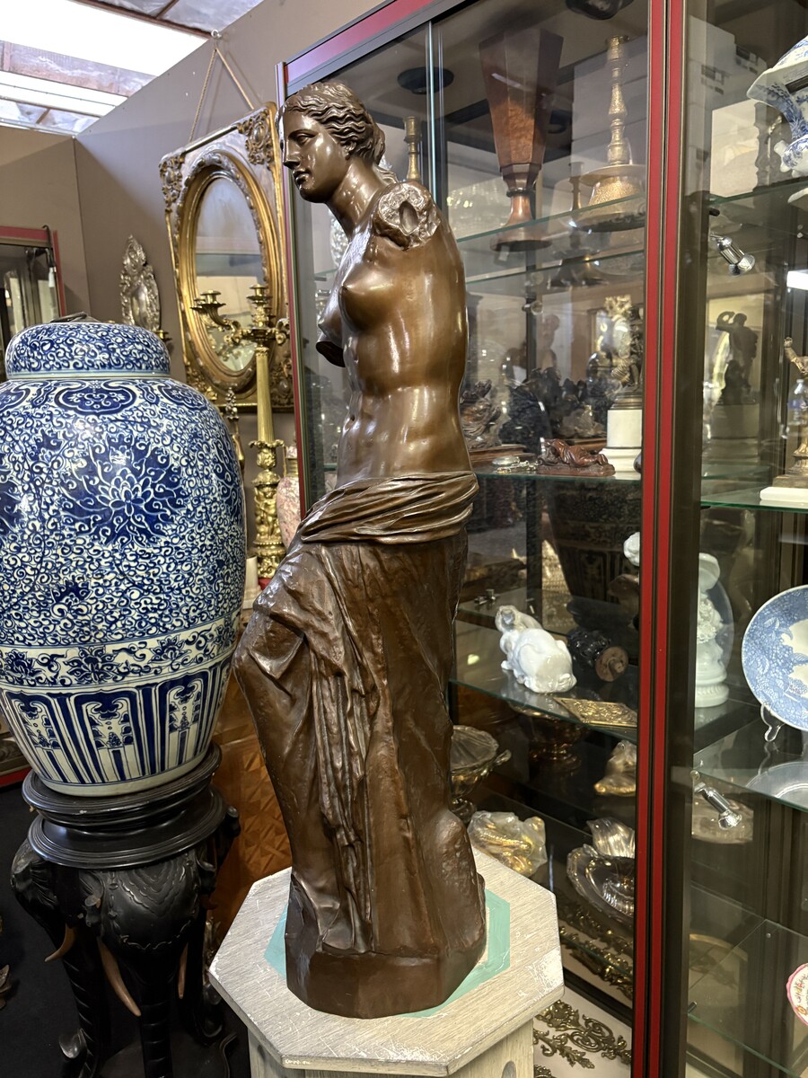 Very large bronze sculpture ‘Venus’ Barbedienne 19th century. (97 cm) Decorative bronze sculpture representing Venus de Milo, with foundry mark and F. Barbedienne foundry. Barbedienne (Ferdinand Barbedienne Paris, 1810-1892) 