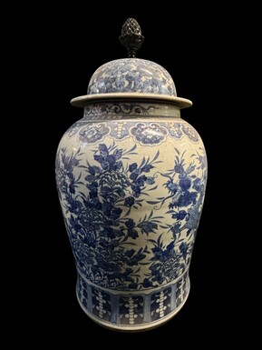 Very large Chinese porcelain vase, height: 90 cm Decorative vase decorated with flowers, plants, a large Chinese dragon and a large wooden pine cone on the top of the lid. Vase in very good condition with the following dimensions: Height: 90 cm Width: 49