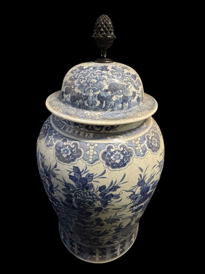 Very large Chinese porcelain vase, height: 90 cm Decorative vase decorated with flowers, plants, a large Chinese dragon and a large wooden pine cone on the top of the lid. Vase in very good condition with the following dimensions: Height: 90 cm Width: 49 