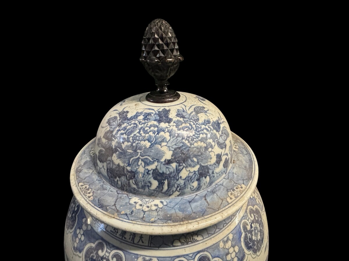 Very large Chinese porcelain vase, height: 90 cm Decorative vase decorated with flowers, plants, a large Chinese dragon and a large wooden pine cone on the top of the lid. Vase in very good condition with the following dimensions: Height: 90 cm Width: 49 