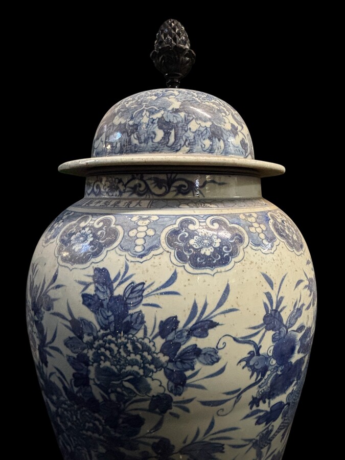 Very large Chinese porcelain vase, height: 90 cm Decorative vase decorated with flowers, plants, a large Chinese dragon and a large wooden pine cone on the top of the lid. Vase in very good condition with the following dimensions: Height: 90 cm Width: 49 