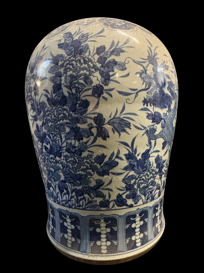 Very large Chinese porcelain vase, height: 90 cm Decorative vase decorated with flowers, plants, a large Chinese dragon and a large wooden pine cone on the top of the lid. Vase in very good condition with the following dimensions: Height: 90 cm Width: 49 