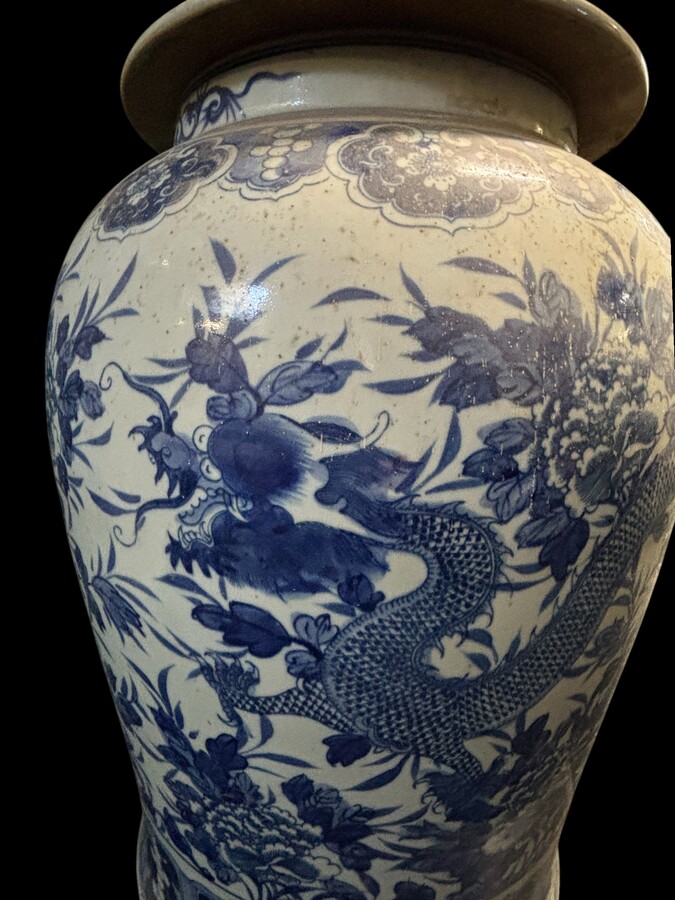 Very large Chinese porcelain vase, height: 90 cm Decorative vase decorated with flowers, plants, a large Chinese dragon and a large wooden pine cone on the top of the lid. Vase in very good condition with the following dimensions: Height: 90 cm Width: 49 