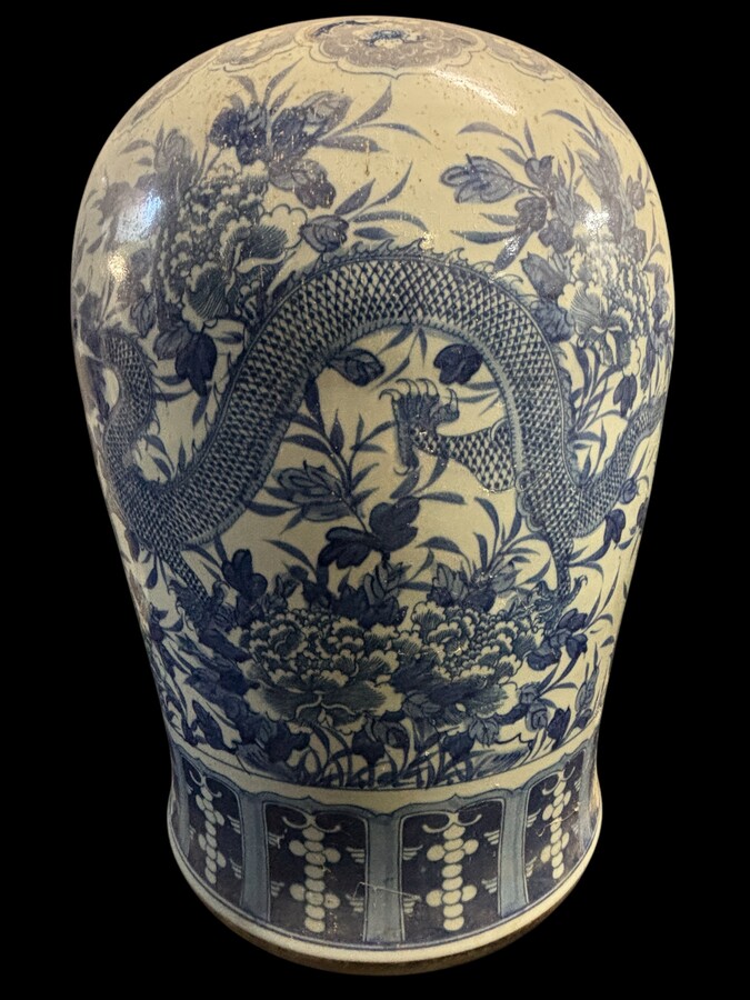 Very large Chinese porcelain vase, height: 90 cm Decorative vase decorated with flowers, plants, a large Chinese dragon and a large wooden pine cone on the top of the lid. Vase in very good condition with the following dimensions: Height: 90 cm Width: 49 