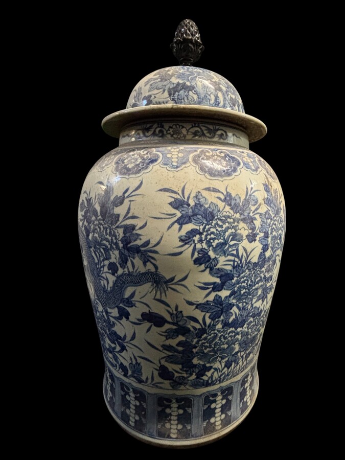 Very large Chinese porcelain vase, height: 90 cm Decorative vase decorated with flowers, plants, a large Chinese dragon and a large wooden pine cone on the top of the lid. Vase in very good condition with the following dimensions: Height: 90 cm Width: 49 