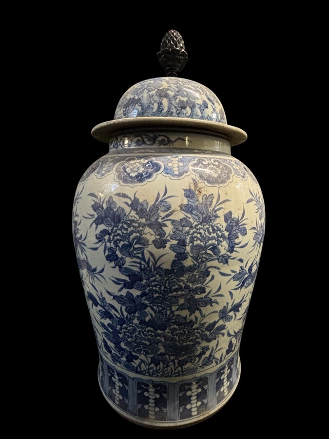 Very large Chinese porcelain vase, height: 90 cm Decorative vase decorated with flowers, plants, a large Chinese dragon and a large wooden pine cone on the top of the lid. Vase in very good condition with the following dimensions: Height: 90 cm Width: 49 
