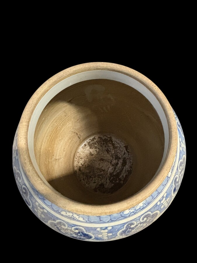 Very large Chinese porcelain vase, height: 90 cm Decorative vase decorated with flowers, plants, a large Chinese dragon and a large wooden pine cone on the top of the lid. Vase in very good condition with the following dimensions: Height: 90 cm Width: 49 