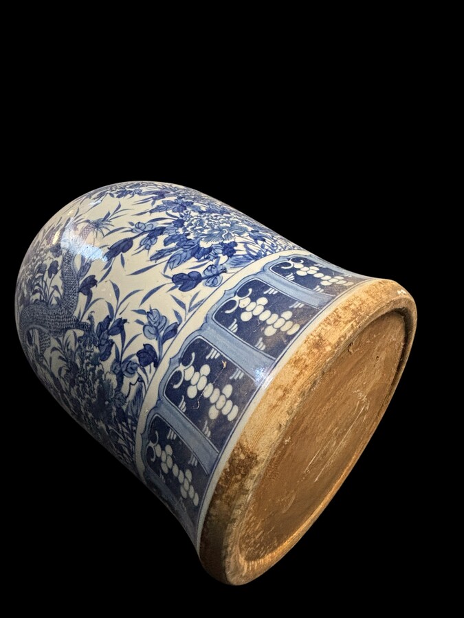 Very large Chinese porcelain vase, height: 90 cm Decorative vase decorated with flowers, plants, a large Chinese dragon and a large wooden pine cone on the top of the lid. Vase in very good condition with the following dimensions: Height: 90 cm Width: 49 