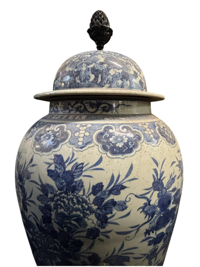 Very large Chinese porcelain vase, height: 90 cm Decorative vase decorated with flowers, plants, a large Chinese dragon and a large wooden pine cone on the top of the lid. Vase in very good condition with the following dimensions: Height: 90 cm Width: 49