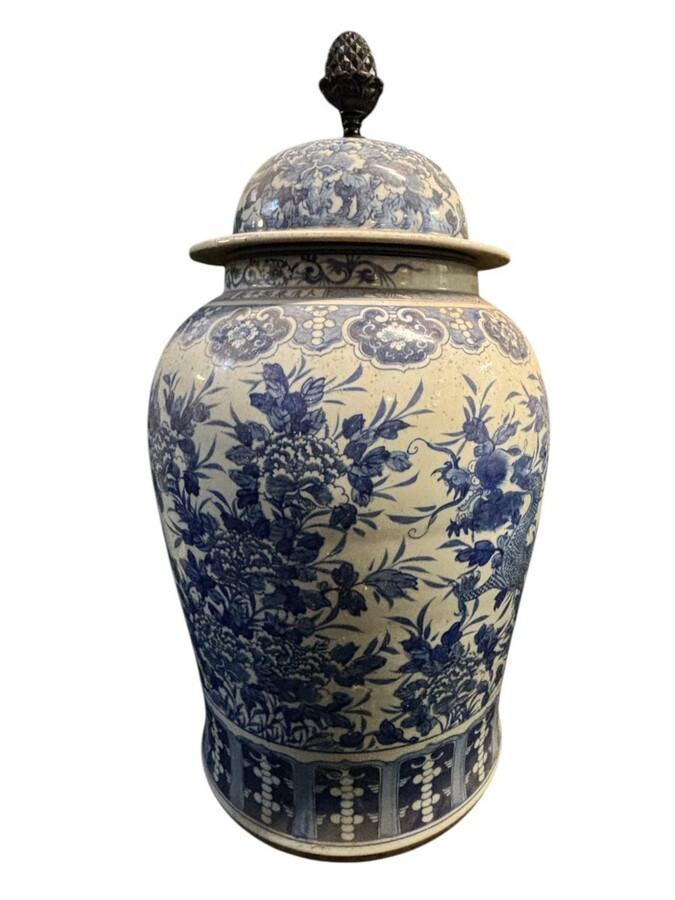 Very large Chinese porcelain vase, height: 90 cm Decorative vase decorated with flowers, plants, a large Chinese dragon and a large wooden pine cone on the top of the lid. Vase in very good condition with the following dimensions: Height: 90 cm Width: 49