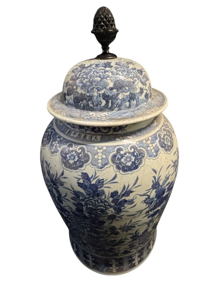 Very large Chinese porcelain vase, height: 90 cm Decorative vase decorated with flowers, plants, a large Chinese dragon and a large wooden pine cone on the top of the lid. Vase in very good condition with the following dimensions: Height: 90 cm Width: 49
