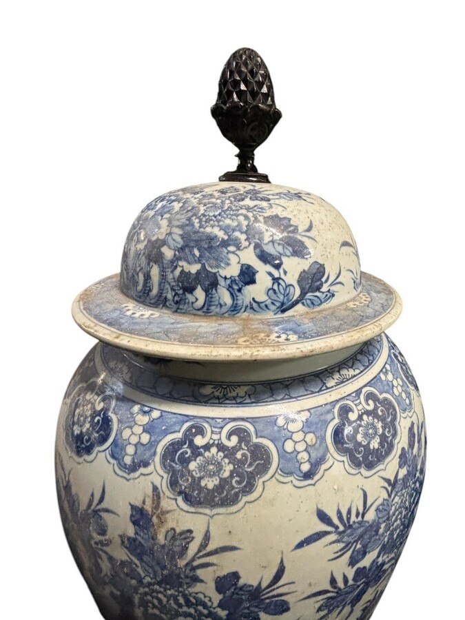 Very large Chinese porcelain vase, height: 90 cm Decorative vase decorated with flowers, plants, a large Chinese dragon and a large wooden pine cone on the top of the lid. Vase in very good condition with the following dimensions: Height: 90 cm Width: 49