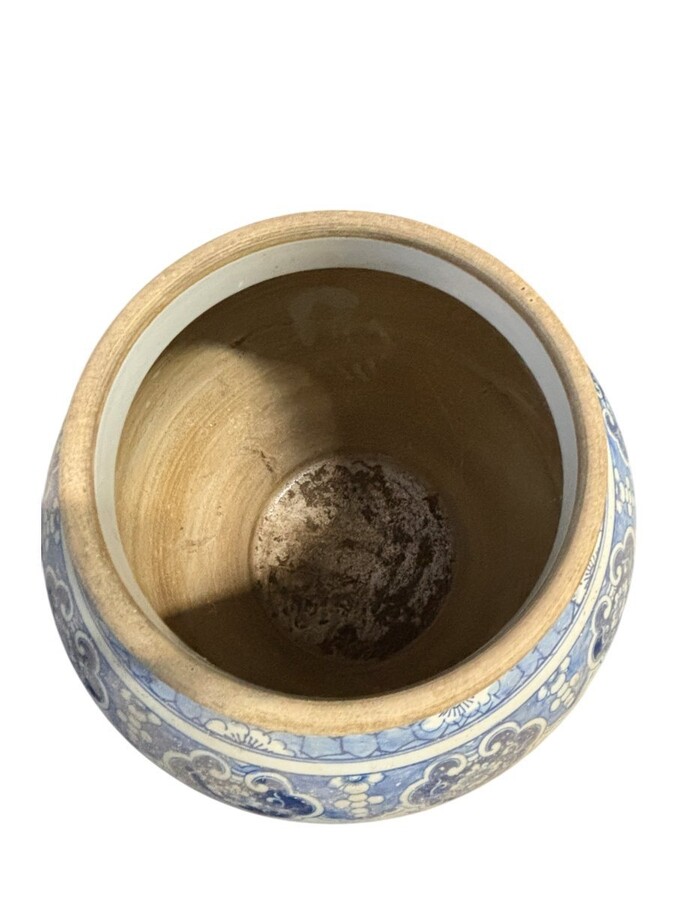 Very large Chinese porcelain vase, height: 90 cm Decorative vase decorated with flowers, plants, a large Chinese dragon and a large wooden pine cone on the top of the lid. Vase in very good condition with the following dimensions: Height: 90 cm Width: 49