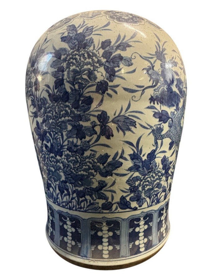 Very large Chinese porcelain vase, height: 90 cm Decorative vase decorated with flowers, plants, a large Chinese dragon and a large wooden pine cone on the top of the lid. Vase in very good condition with the following dimensions: Height: 90 cm Width: 49