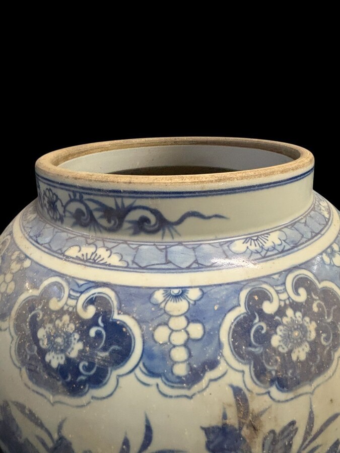 Very large Chinese porcelain vase, height: 90 cm Decorative vase decorated with flowers, plants, a large Chinese dragon and a large wooden pine cone on the top of the lid. Vase in very good condition with the following dimensions: Height: 90 cm Width: 49