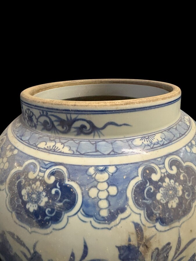 Very large Chinese porcelain vase, height: 90 cm Decorative vase decorated with flowers, plants, a large Chinese dragon and a large wooden pine cone on the top of the lid. Vase in very good condition with the following dimensions: Height: 90 cm Width: 49