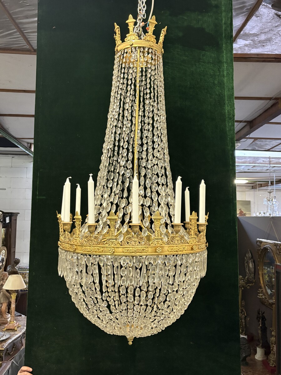 Very large Empire-style ‘pearl bag’ chandelier, circa 1900 A magnificent large ‘pearl bag’ chandelier featuring a decorated crown and border, as well as 12 gilded bronze candle holders.