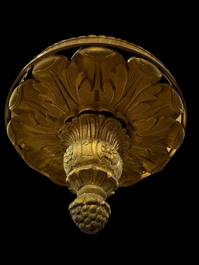 Very large Empire-style ‘pearl bag’ chandelier, circa 1900 A magnificent large ‘pearl bag’ chandelier featuring a decorated crown and border, as well as 12 gilded bronze candle holders.