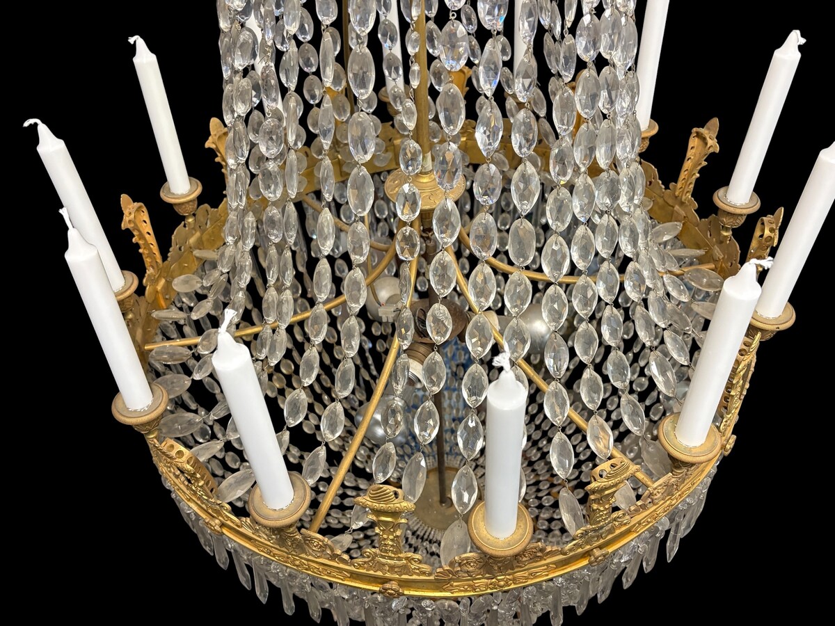 Very large Empire-style ‘pearl bag’ chandelier, circa 1900 A magnificent large ‘pearl bag’ chandelier featuring a decorated crown and border, as well as 12 gilded bronze candle holders.