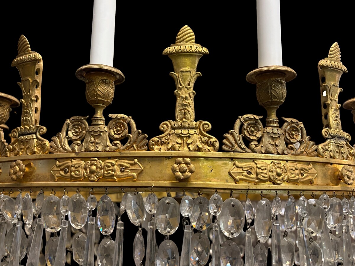 Very large Empire-style ‘pearl bag’ chandelier, circa 1900 A magnificent large ‘pearl bag’ chandelier featuring a decorated crown and border, as well as 12 gilded bronze candle holders.